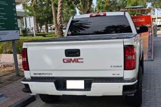 الامارات | وقع في قبضة شرطة دبي .. شاب ينزع لوحات مركبته للاستعراض والفوضى