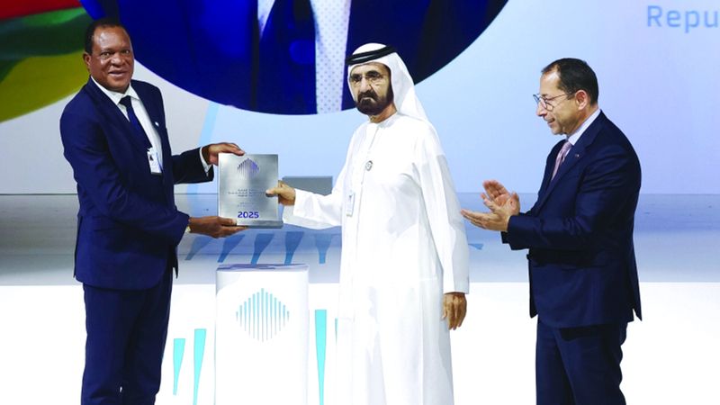 الامارات | محمد بن راشد يكرّم أنكسيوس ماسوكا.. أفضل وزير في العالم