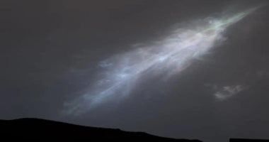 تكنولوجيا: مركبة كيوريوسيتى تلتقط صورًا لسحابة قزحية الألوان فى شكل ريشة على سطح المريخ