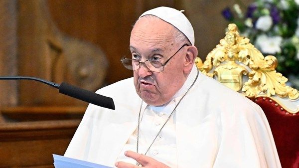 نقل البابا فرنسيس للمستشفى لتلقي العلاج