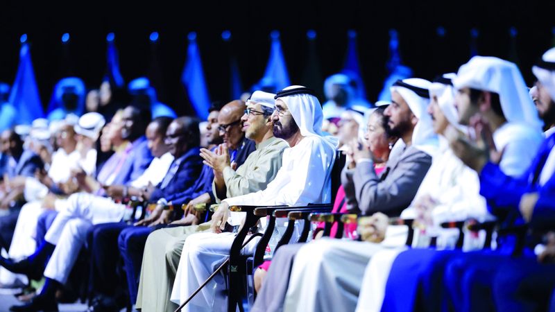 الامارات | حمدان بن محمد يكرّم منصور المنصور بجائزة أفضل مُعلِّم في العالم