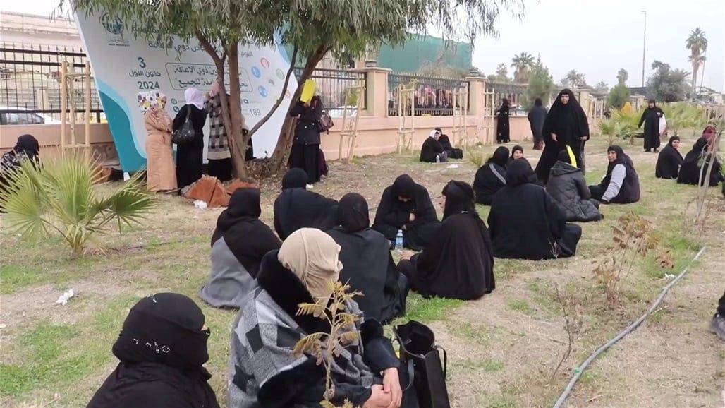نساء يتجمعن عند اسوار محاكم الموصل بانتضار معرفة مصير ذويهن مع دخول قانون العفو العام حيز التنفيذ