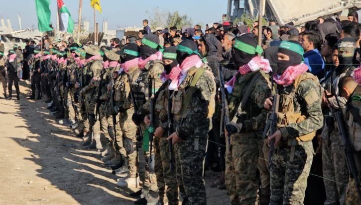 إعلام عبرى: عناصر حماس تحمل سلاحا أخذ من جيش إسرائيل خلال تسليم الأسرى