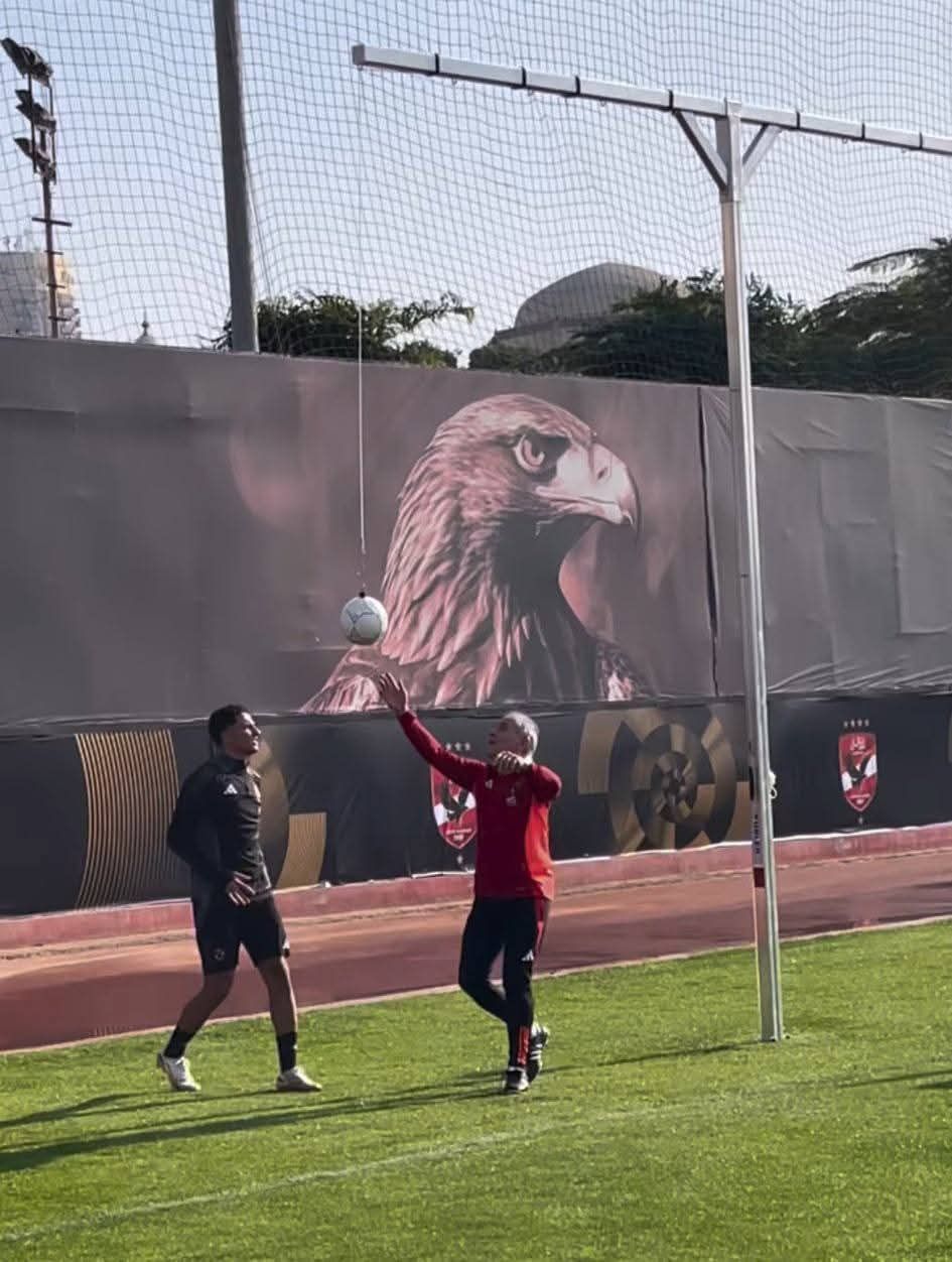 كولر يدرب نجم الأهلى الصاعد على "ضربات الرأس".. صور