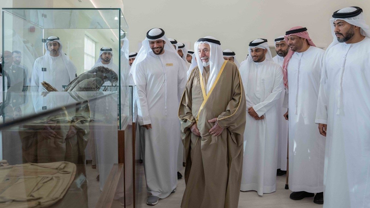 سلطان القاسمي يفتتح نادي الشارقة للصقارين