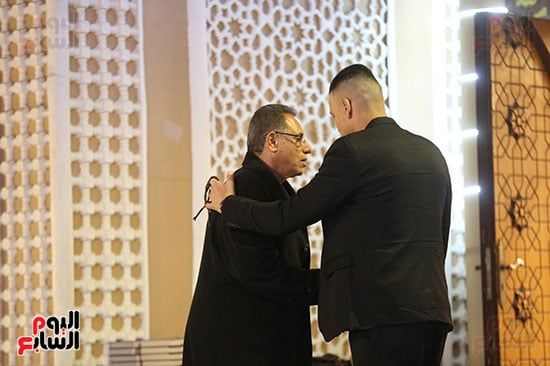 عصام الحضرى برفقة زوجته لتلقى واجب عزاء والدتها بمسجد الشرطة.. صور