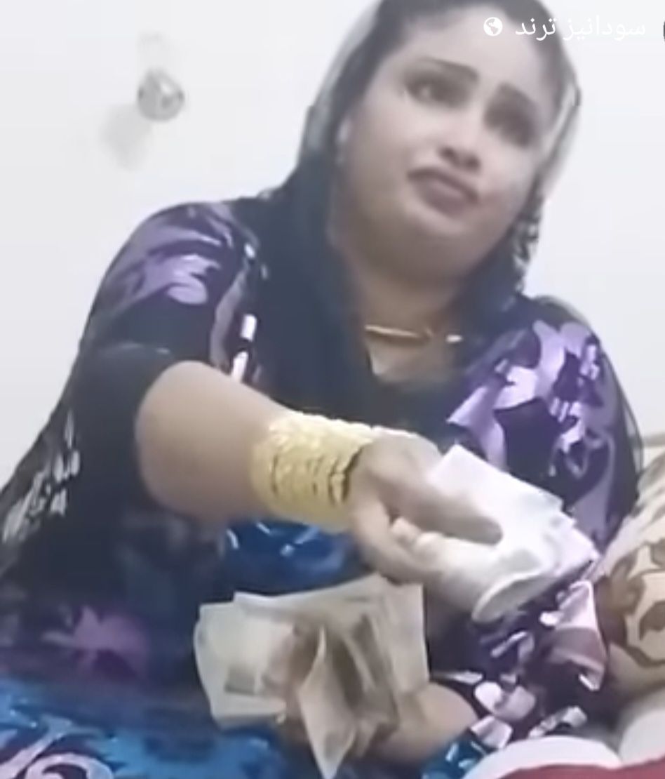 الصحفي محمد الطيب يهاجم الفنانة توتة عذاب بعد إهانتها لعازفها بالقاهرة: (دي عاهات حرب.. أديتيهو أغنية القمر بوبا وخربها ليك؟ ولو كنتي زي سميرة دنيا كنتي عملتي شنو يا “اصتاذة”)