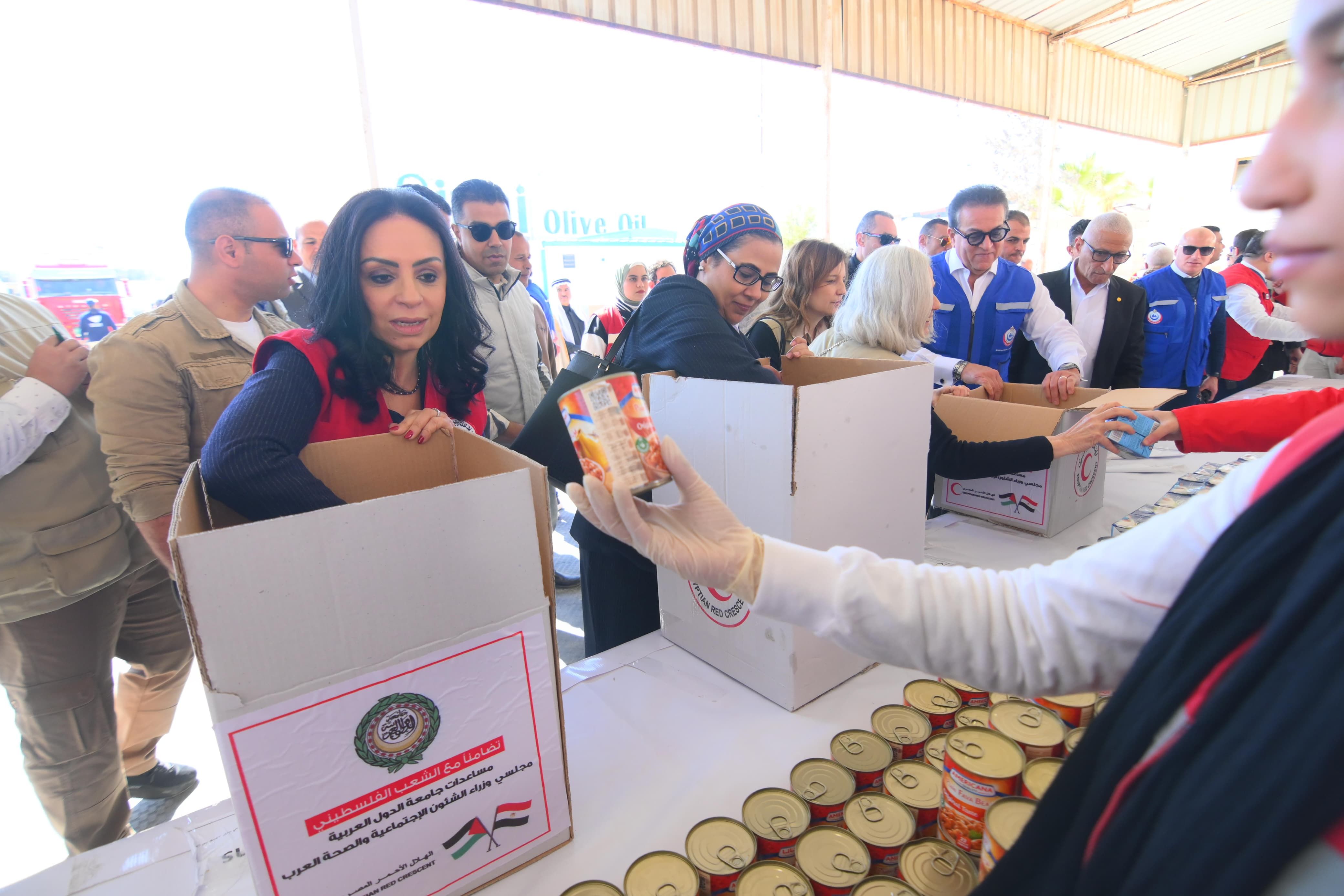 نائب رئيس مجلس الوزراء ووزيرة التضامن يطلقون قافلة مساعدات لدعم غزة