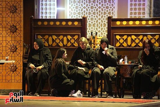 عصام الحضرى برفقة زوجته لتلقى واجب عزاء والدتها بمسجد الشرطة.. صور