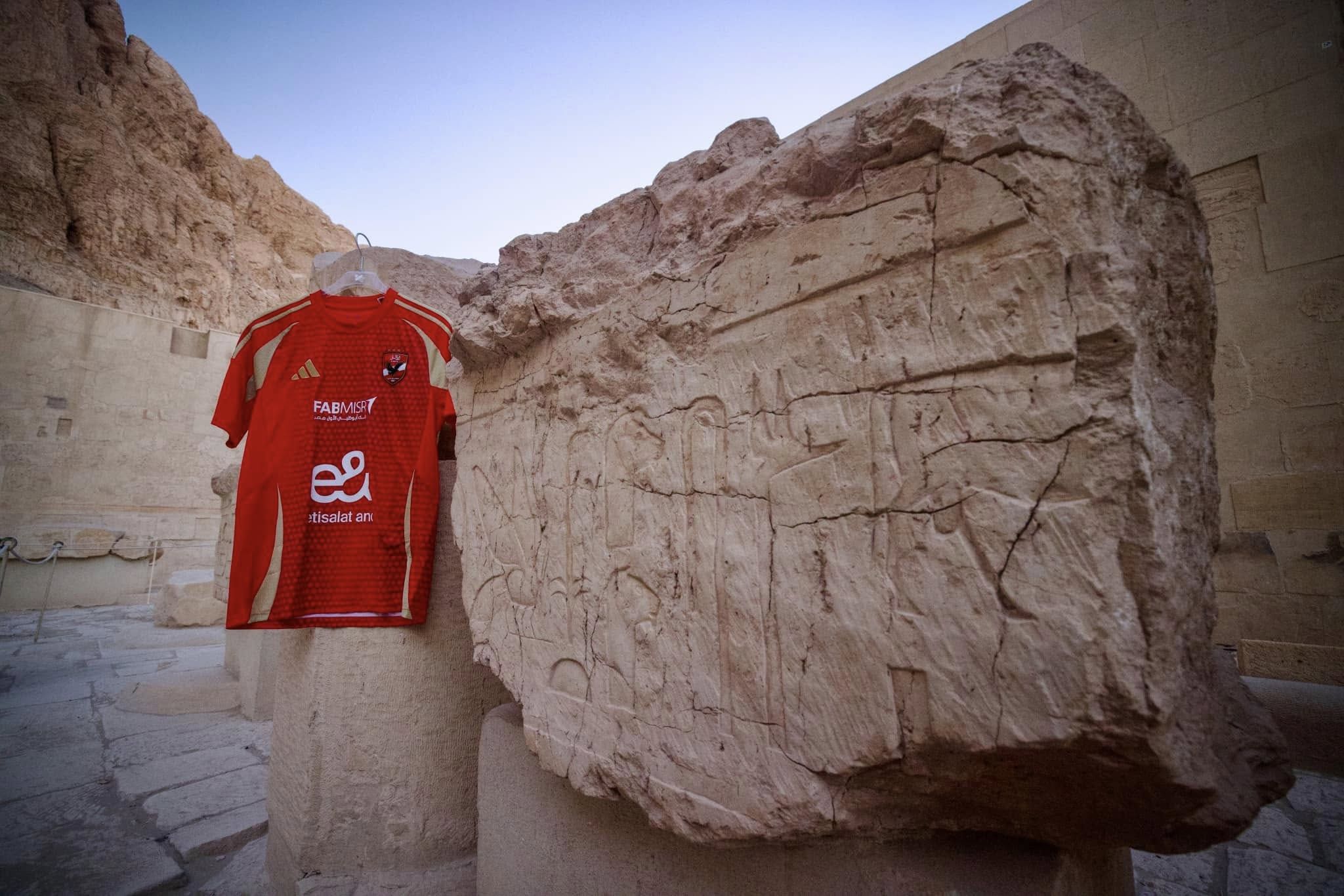 الأهلي ينشر صور تيشرت الفريق من معبد حتشبسوت ويعلق: إلى اللقاء مدينة الشمس