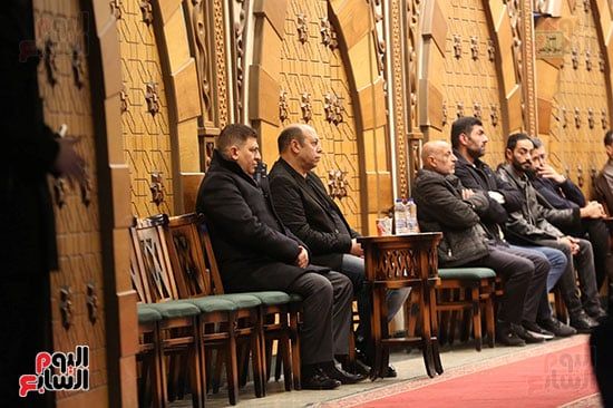 عصام الحضرى برفقة زوجته لتلقى واجب عزاء والدتها بمسجد الشرطة.. صور