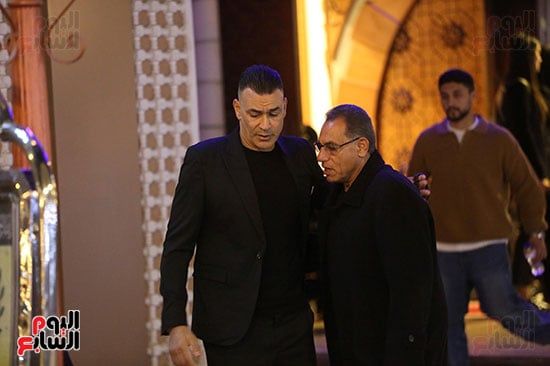 عصام الحضرى برفقة زوجته لتلقى واجب عزاء والدتها بمسجد الشرطة.. صور