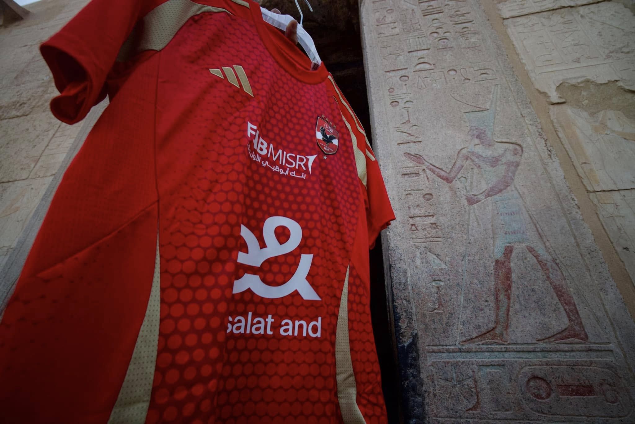 الأهلي ينشر صور تيشرت الفريق من معبد حتشبسوت ويعلق: إلى اللقاء مدينة الشمس