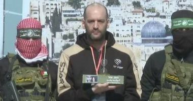 الفصائل تسلم أسيرا ساعة رملية كتب عليها "الوقت ينفذ" خلال الإفراج عنه.. صور