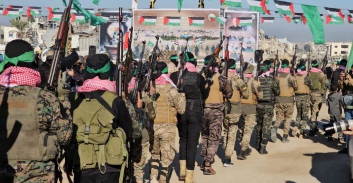 إعلام عبرى: عناصر حماس تحمل سلاحا أخذ من جيش إسرائيل خلال تسليم الأسرى