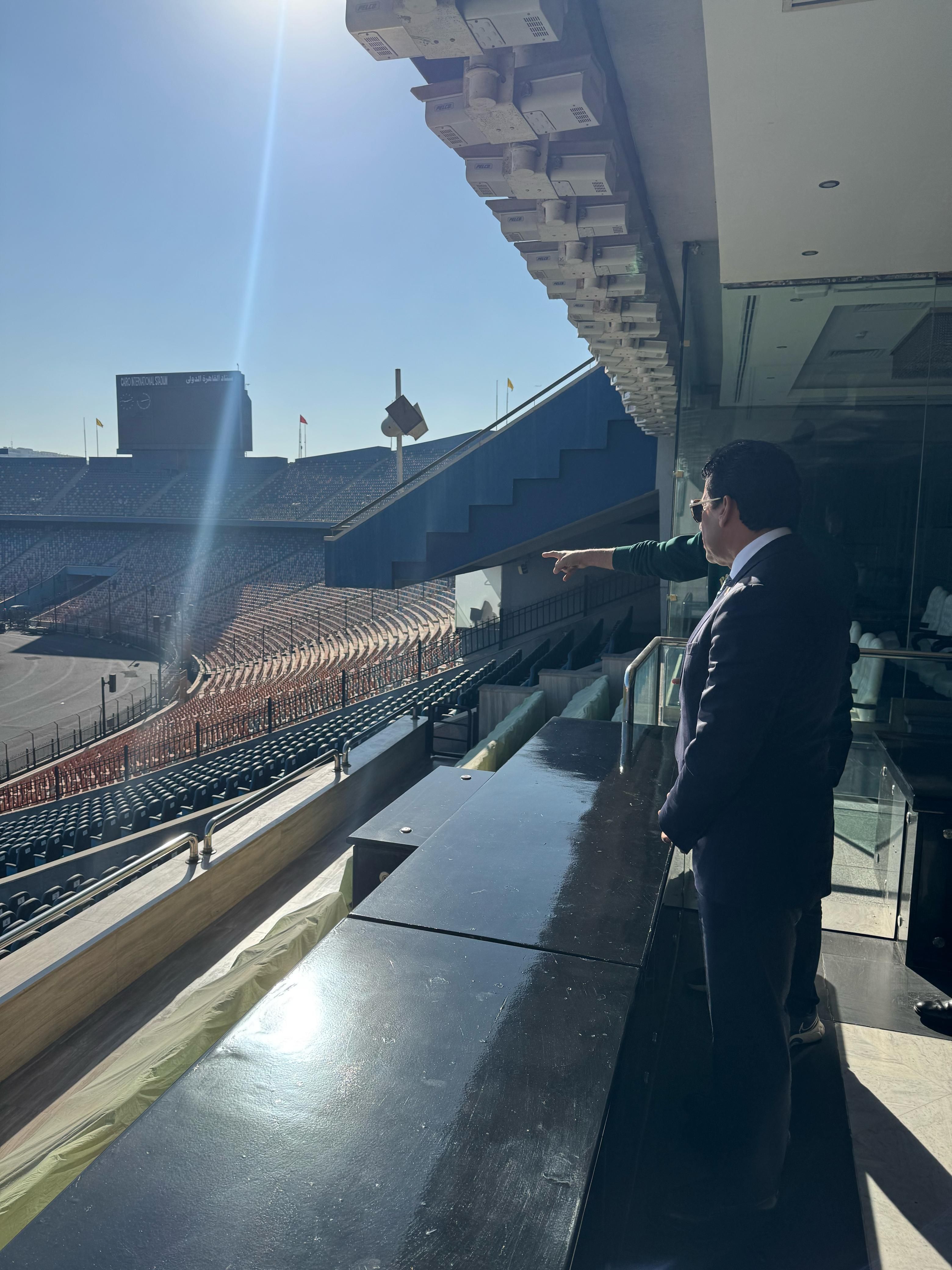 وزير الشباب والرياضة يطمئن على أعمال الصيانة باستاد القاهرة الدولي