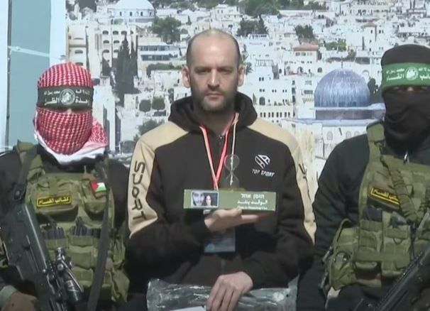 الفصائل تسلم أسيرا ساعة رملية كتب عليها "الوقت ينفذ" خلال الإفراج عنه.. صور