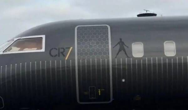 طائرة رونالدو تثير الجدل في مانشستر!