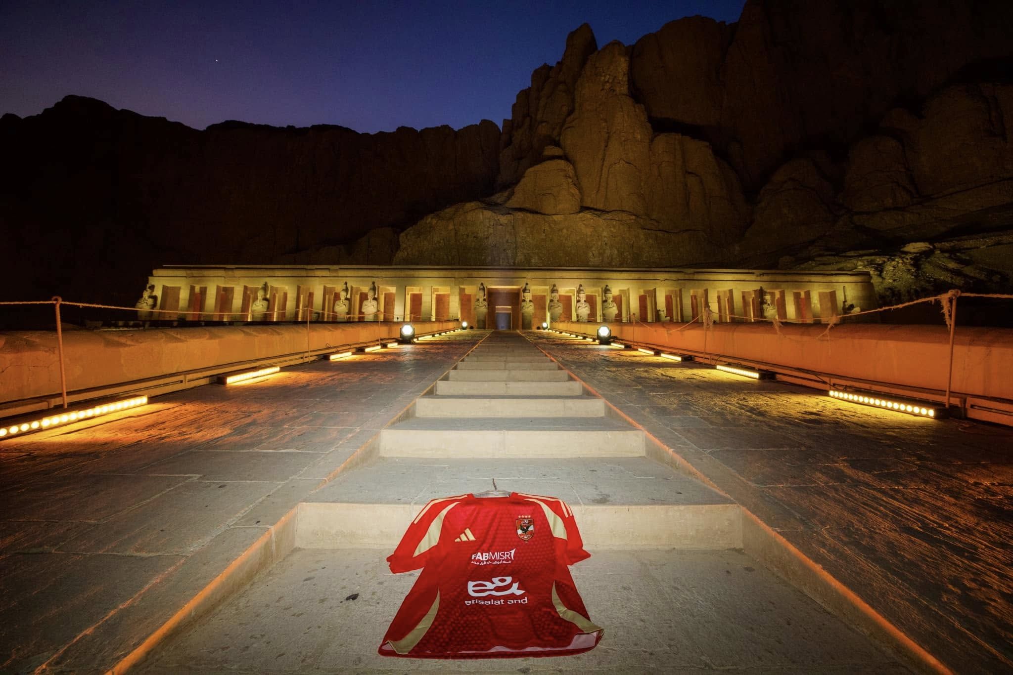 الأهلي ينشر صور تيشرت الفريق من معبد حتشبسوت ويعلق: إلى اللقاء مدينة الشمس