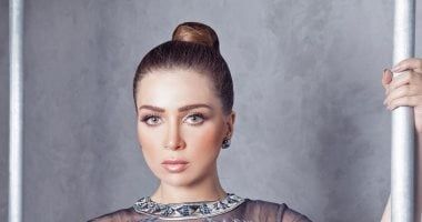 مي عز الدين تستقبل بوكيه ورد كبير.. هل تعيش قصة حب جديدة؟