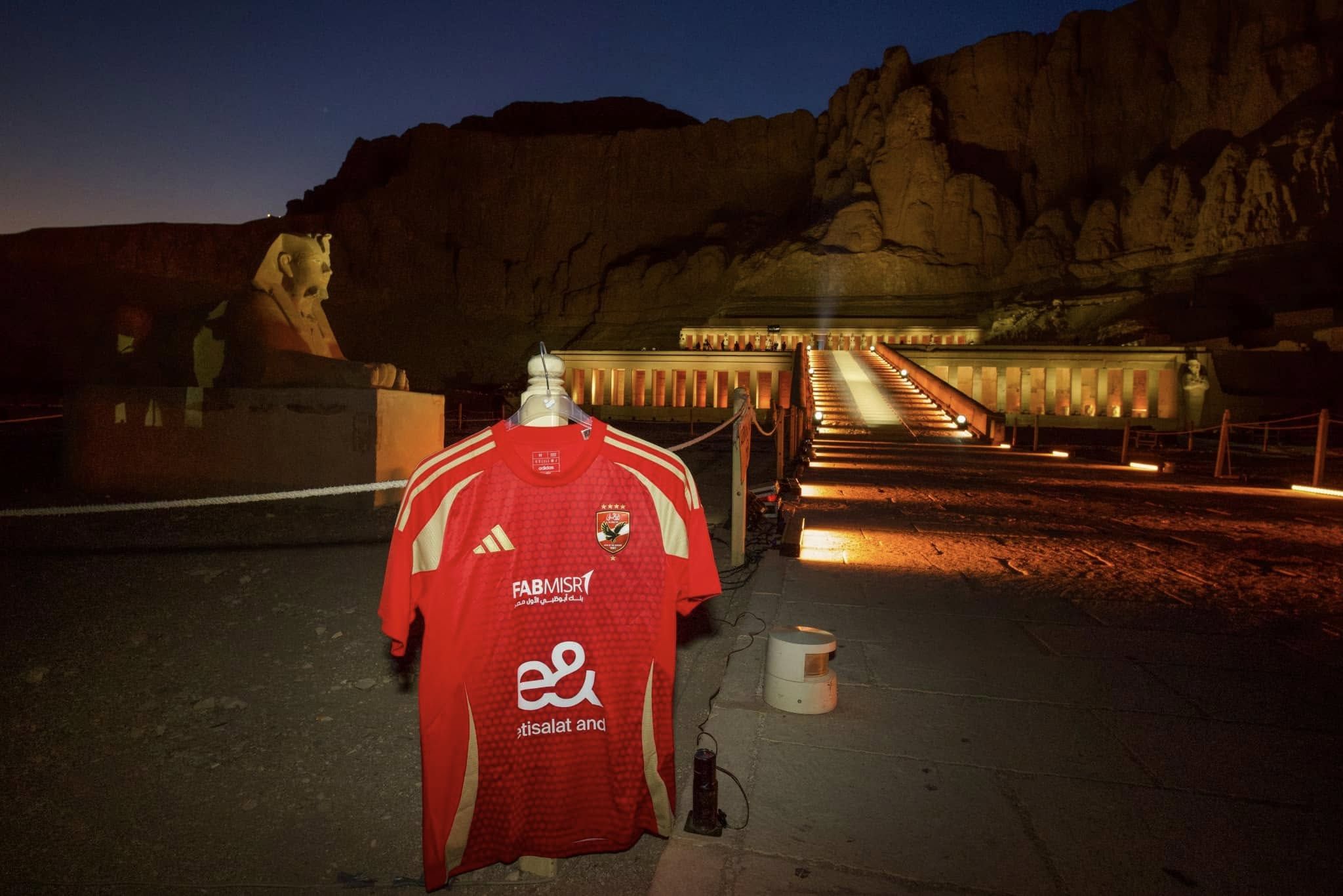 الأهلي ينشر صور تيشرت الفريق من معبد حتشبسوت ويعلق: إلى اللقاء مدينة الشمس