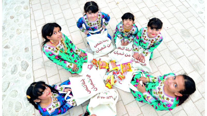 الامارات | أطفال ينشدون وأكياس هدايا في «حق الليلة»