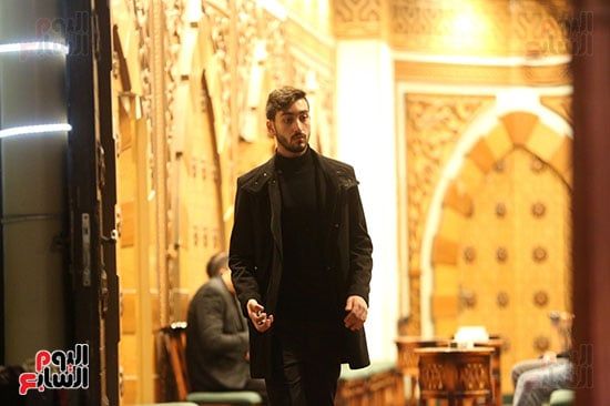 عصام الحضرى برفقة زوجته لتلقى واجب عزاء والدتها بمسجد الشرطة.. صور