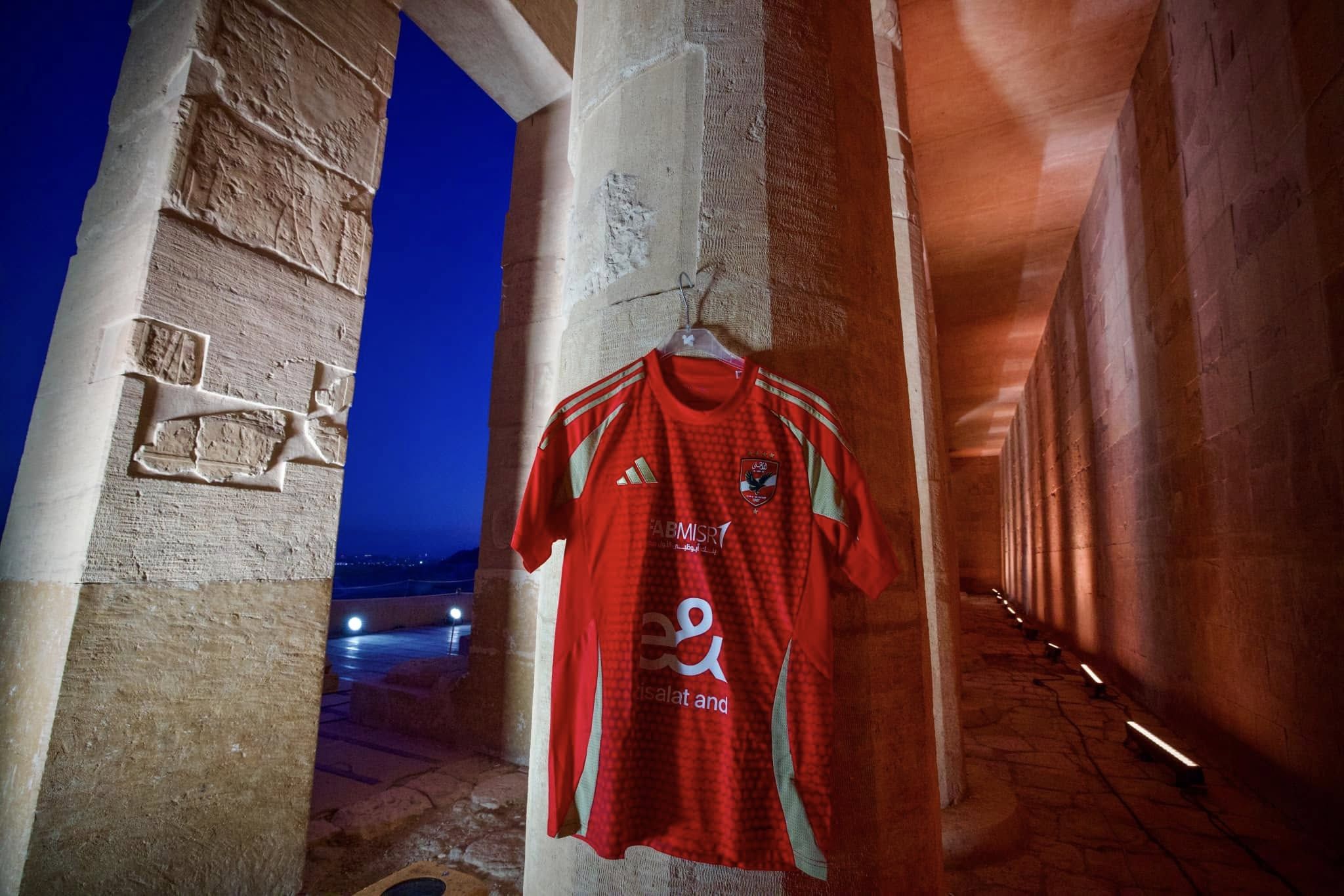 الأهلي ينشر صور تيشرت الفريق من معبد حتشبسوت ويعلق: إلى اللقاء مدينة الشمس