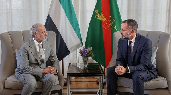 نهيان بن مبارك يعزي في وفاة الإمام التاسع والأربعين للطائفة الإسماعيلية