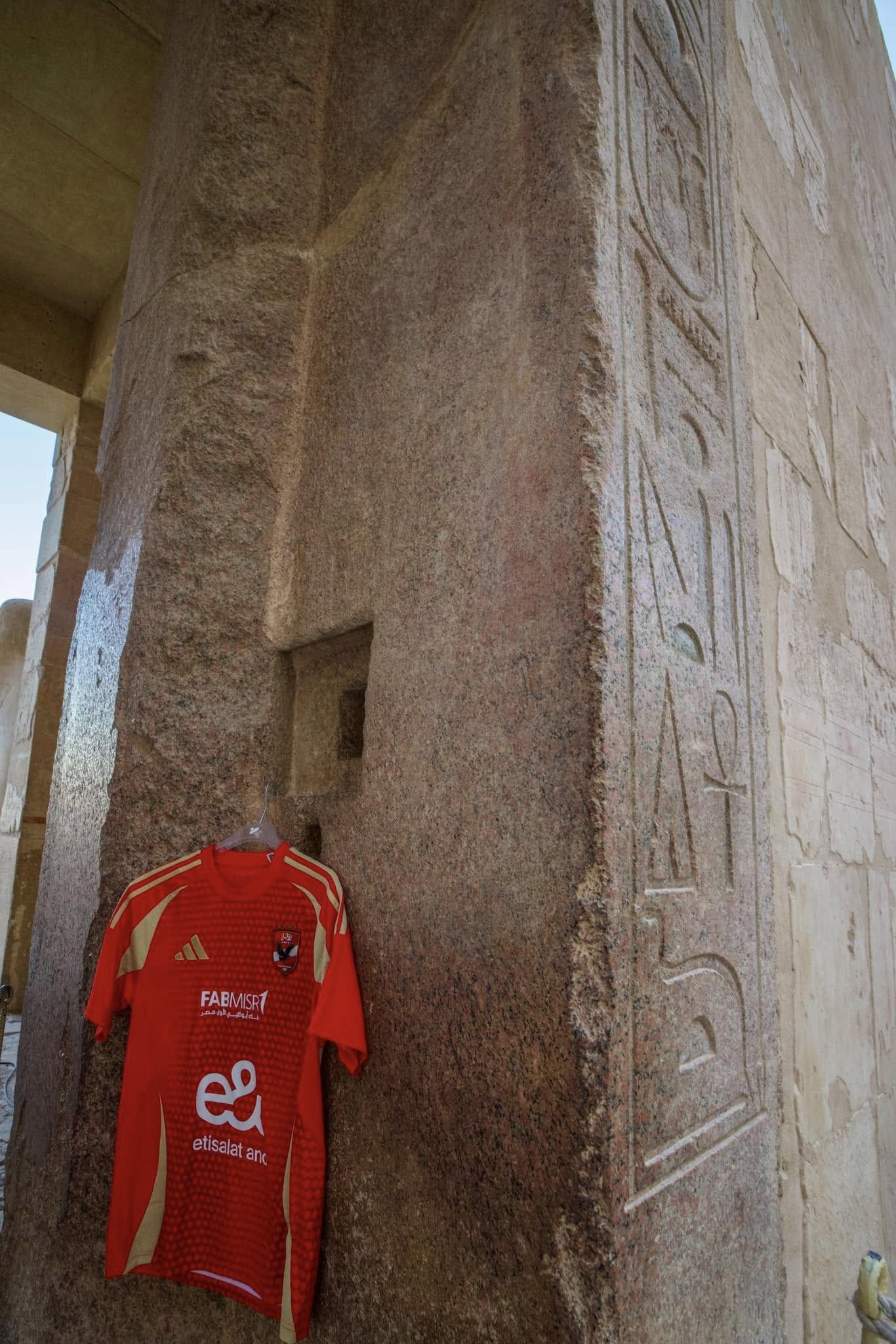 الأهلي ينشر صور تيشرت الفريق من معبد حتشبسوت ويعلق: إلى اللقاء مدينة الشمس