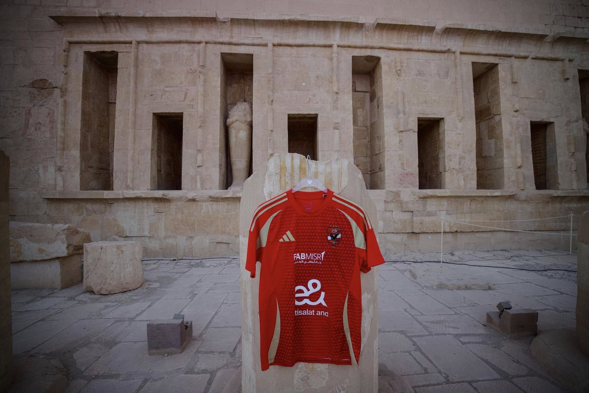 الأهلي ينشر صور تيشرت الفريق من معبد حتشبسوت ويعلق: إلى اللقاء مدينة الشمس
