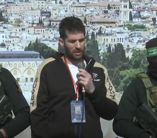 الفصائل تسلم أسيرا ساعة رملية كتب عليها "الوقت ينفذ" خلال الإفراج عنه.. صور