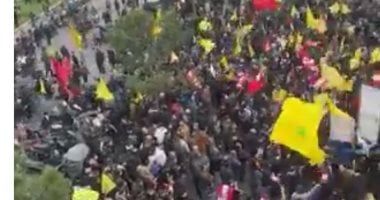 رفضاً لإملاءات إسرائيل.. مناصرو حزب الله يعتصمون على طريق مطار بيروت..فيديو