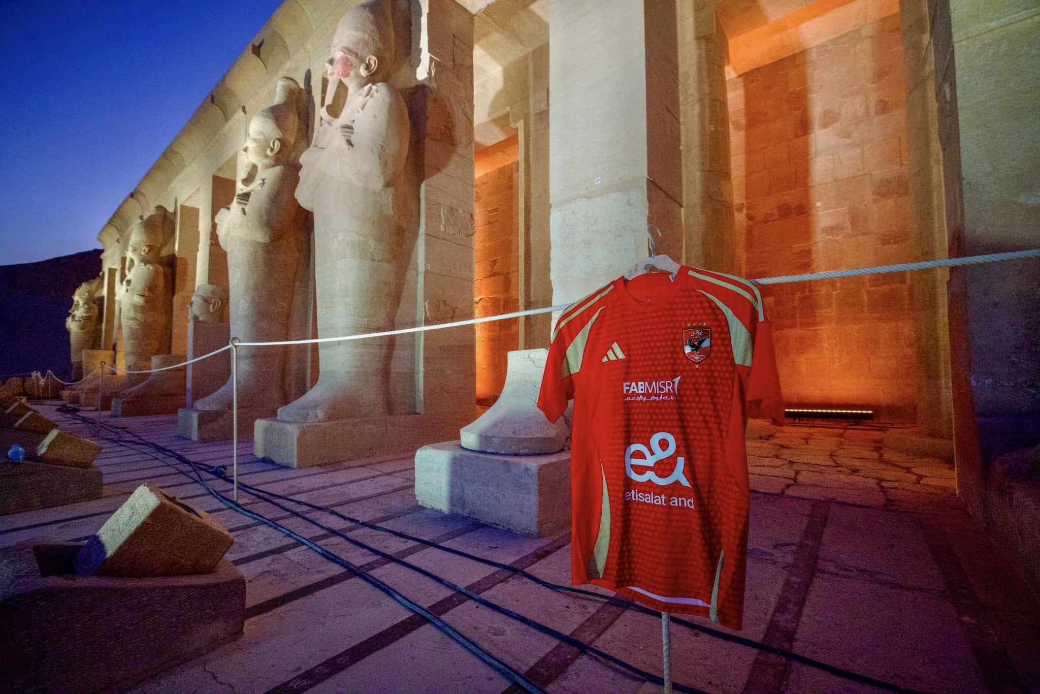 الأهلي ينشر صور تيشرت الفريق من معبد حتشبسوت ويعلق: إلى اللقاء مدينة الشمس