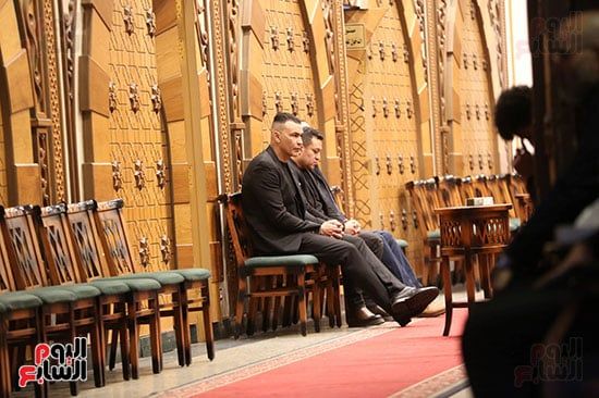 عصام الحضرى برفقة زوجته لتلقى واجب عزاء والدتها بمسجد الشرطة.. صور