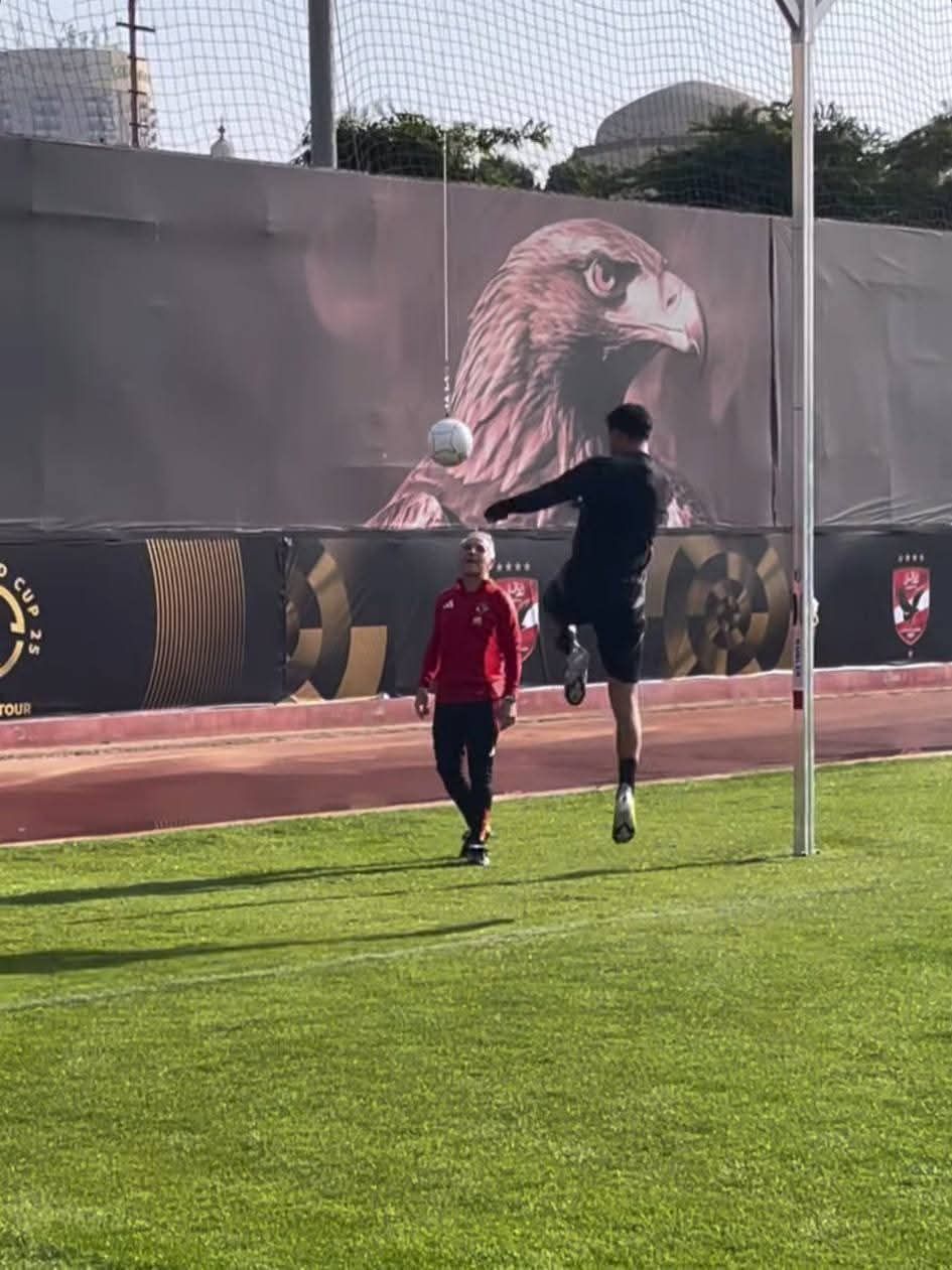 كولر يدرب نجم الأهلى الصاعد على "ضربات الرأس".. صور