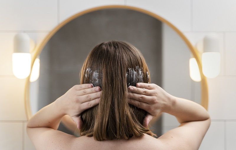 الفرق بين البلسم وحمام الزيت للشعر.. متى تستخدمين كلاً منهما؟