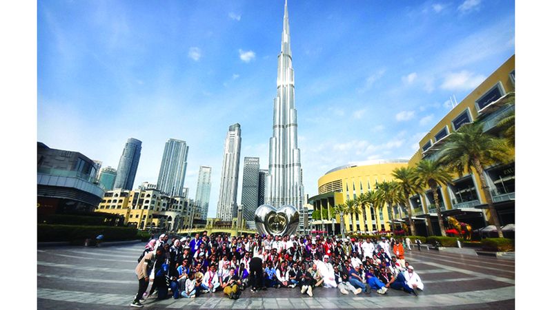 الامارات | 300 كشاف يزورون برج خليفة والقرية العالمية