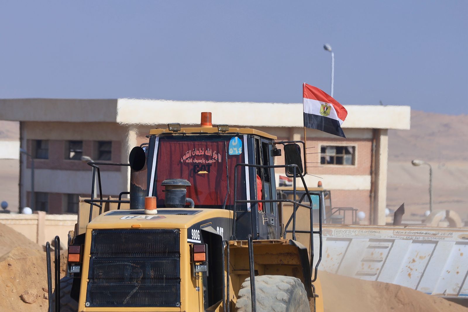 لقطات حية من العمل فى استاد الأهلي بالشيخ زايد.. صور