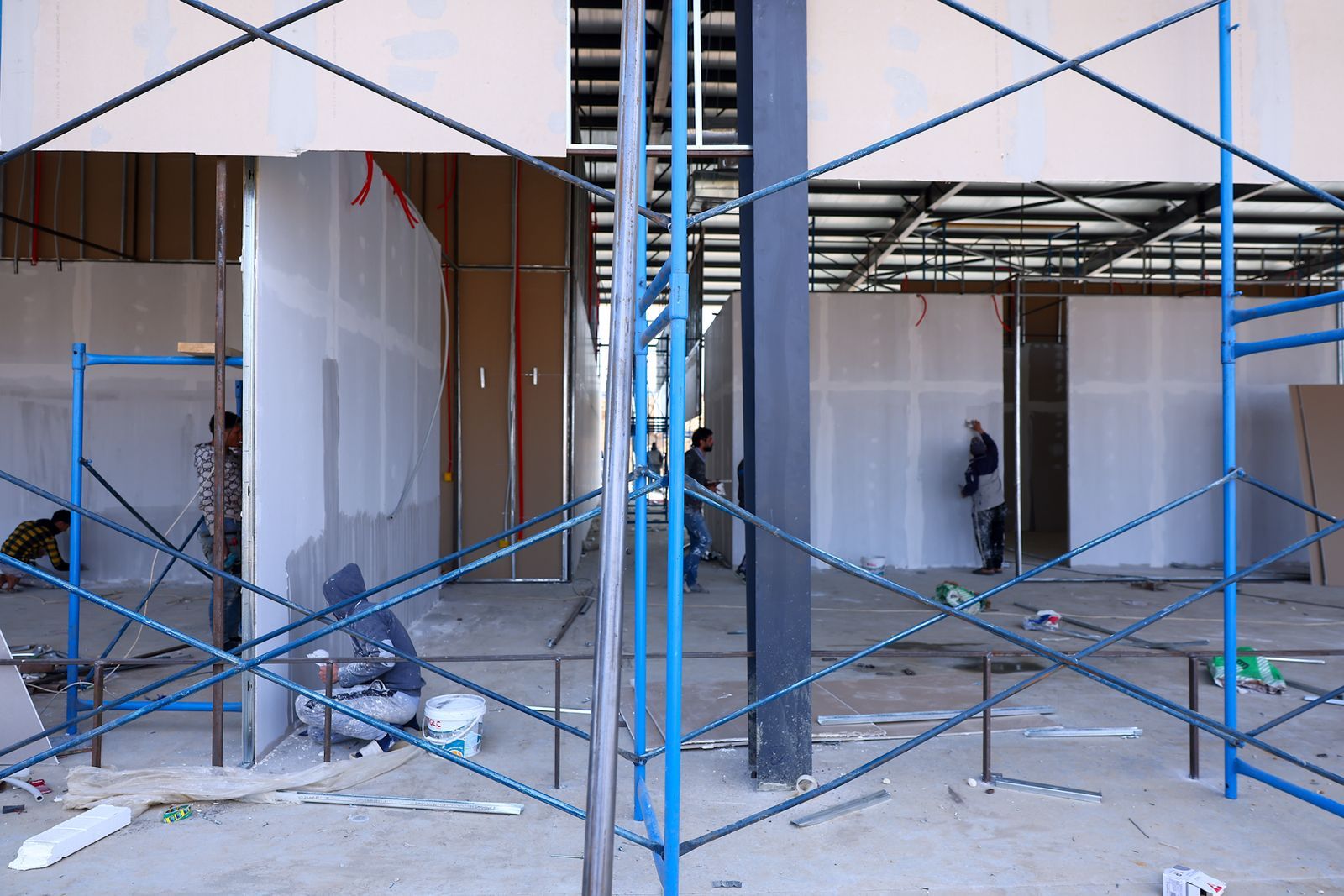 لقطات حية من العمل فى استاد الأهلي بالشيخ زايد.. صور