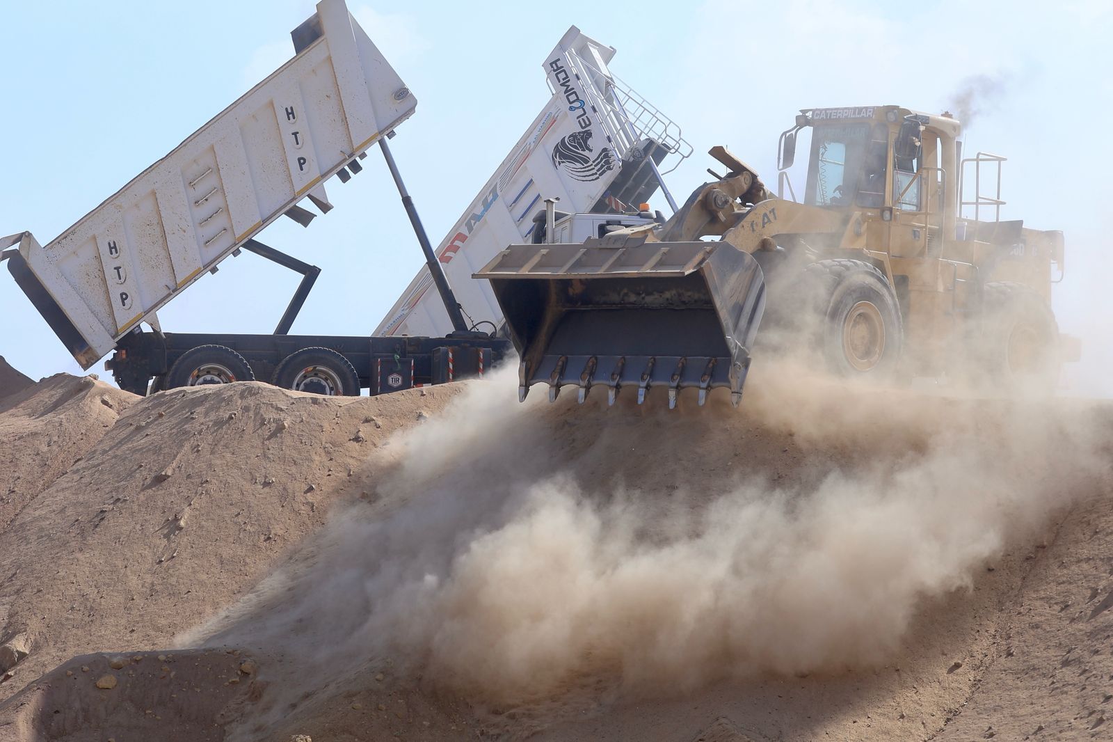 لقطات حية من العمل فى استاد الأهلي بالشيخ زايد.. صور