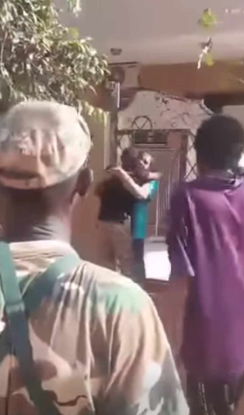 شاهد بالصورة والفيديو.. أسرة سودانية صامدة بحي كافوري تستقبل جنود الجيش بفرحة كبيرة لحظة دخولهم المنطقة وزيارتهم لمنزلهم