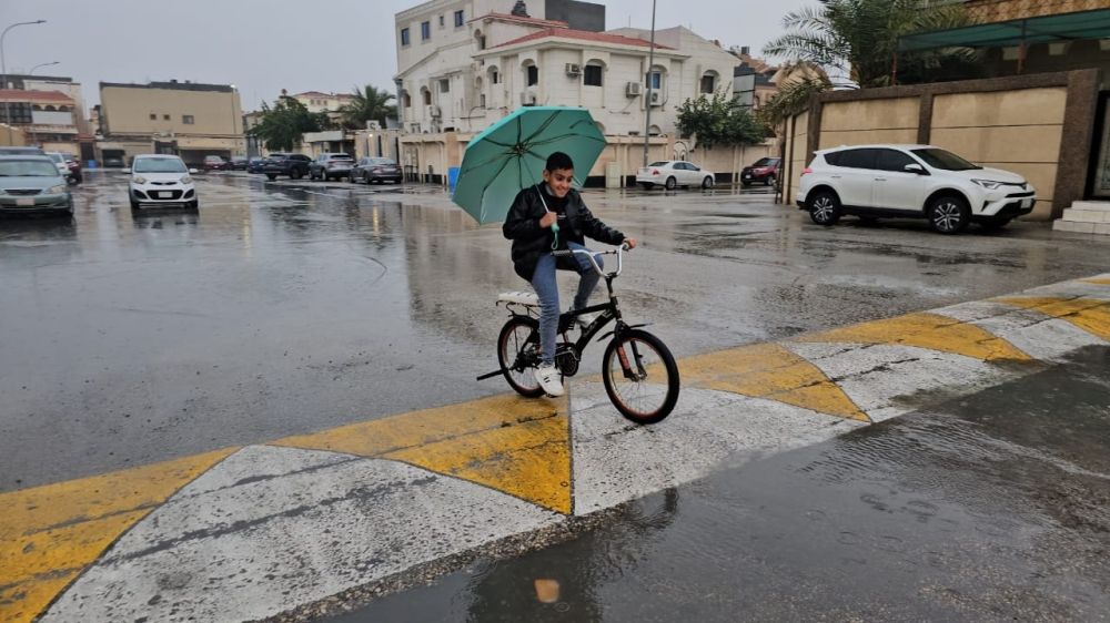 صور| الذهاب بالمظلات.. الطلاب يؤدون اختبارات الفصل الثاني رغم الأمطار