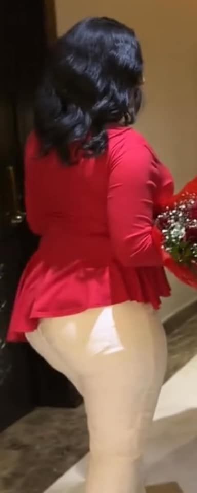 شاهد بالصورة والفيديو.. بأزياء فاضحة .. المودل والراقصة السودانية آية أفرو تحتفل بــ(الفلنتاين) وتستقبل الهدايا داخل أحد “الفنادق” بالمملكة