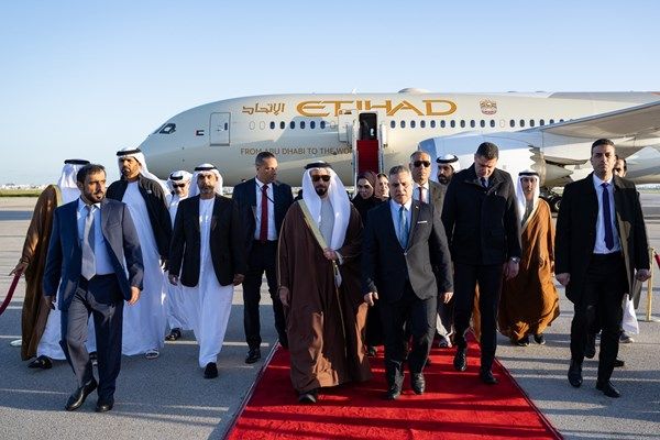 سيف بن زايد يصل إلى تونس للمشاركة في اجتماعات مجلس وزراء الداخلية العرب