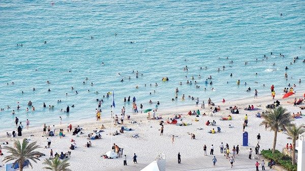 شاطئ ليلي وغرفة مجهزة لأطفال «التوحد» على كورنيش أبوظبي