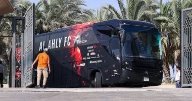 حافلة الأهلي تصل استاد برج العرب استعدادا لمواجهة الإسماعيلي