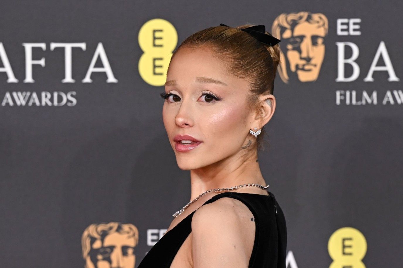 أبرز صيحات مكياج اعتمدتها النجمات في حفل جوائز البافتا 2025