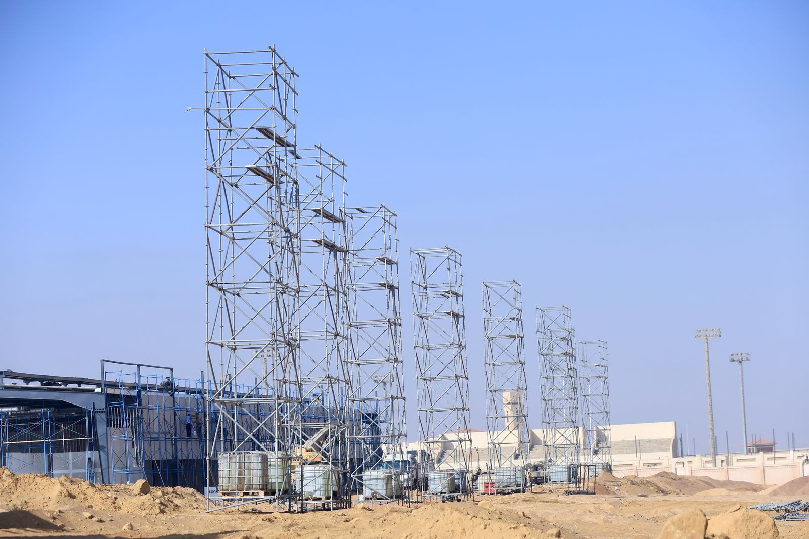 لقطات حية من العمل فى استاد الأهلي بالشيخ زايد.. صور