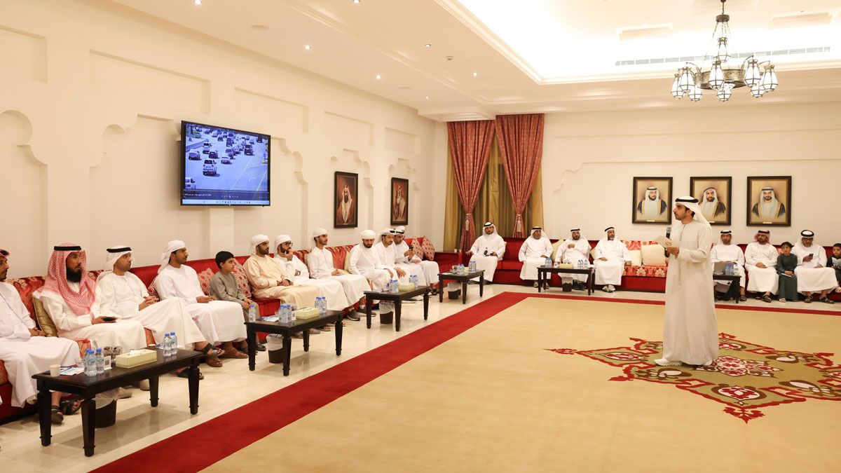 الامارات | شرطة أبوظبي: الإنشغال بغير الطريق خطر للسائقين ومستخدمي الطريق